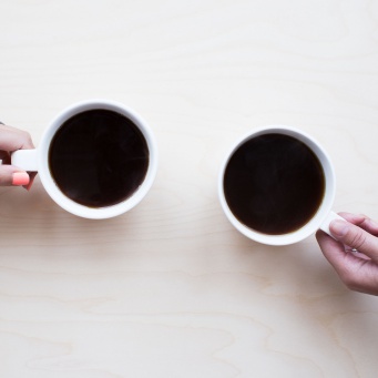 A kávé hatása a vízfogyasztásra – mennyit igyunk, ha kávézunk?